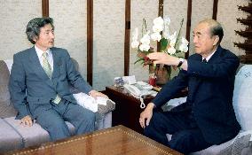 Koizumi meets former premiers before trip to U.S., Europe